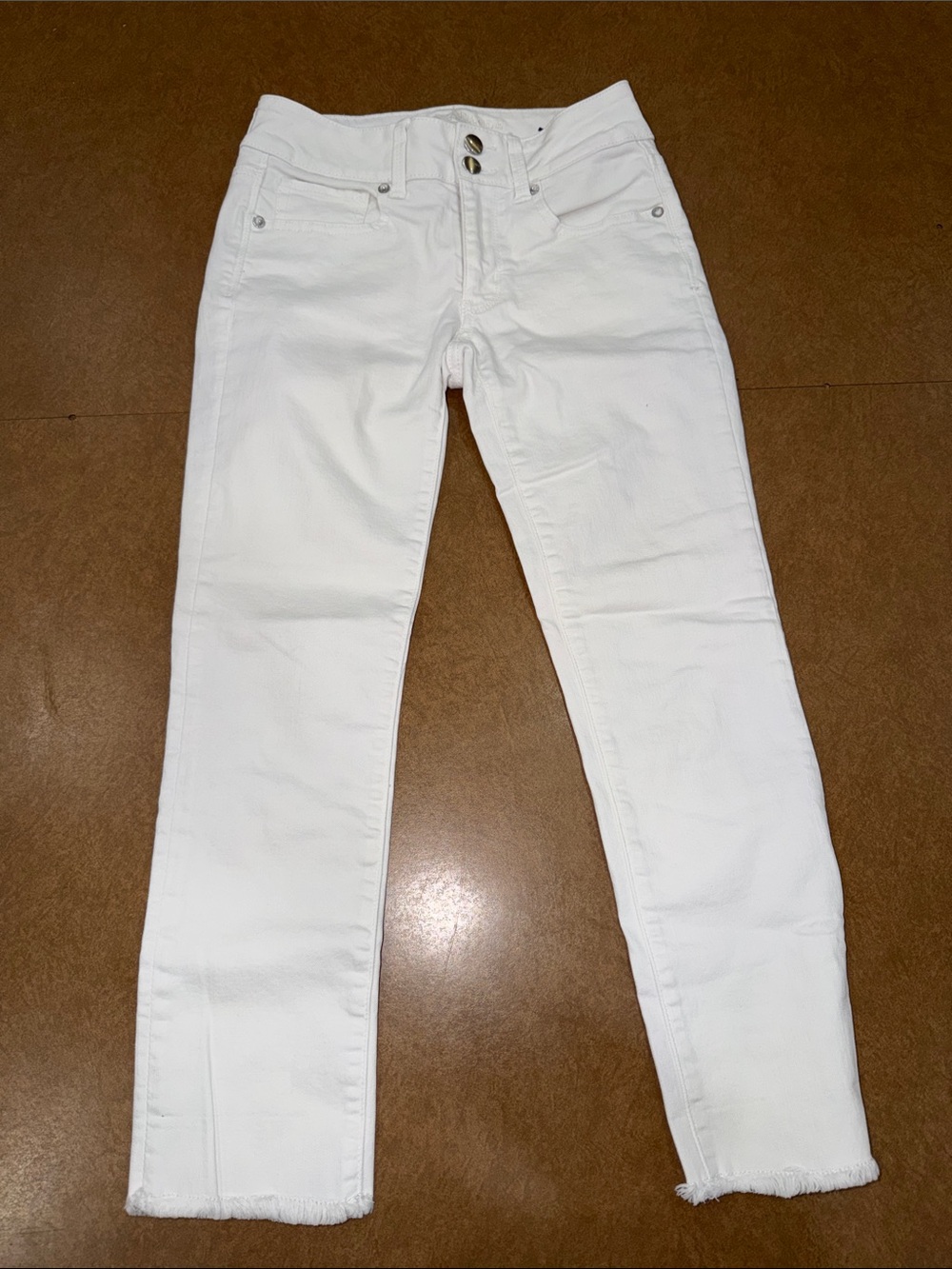 American Eagle Outfitters White Cropped Ankle Mom Jeans • See ALL Photos •Size 2